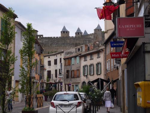 Carcassonne (Aude) : ville basse et basilique de la cité médiévale