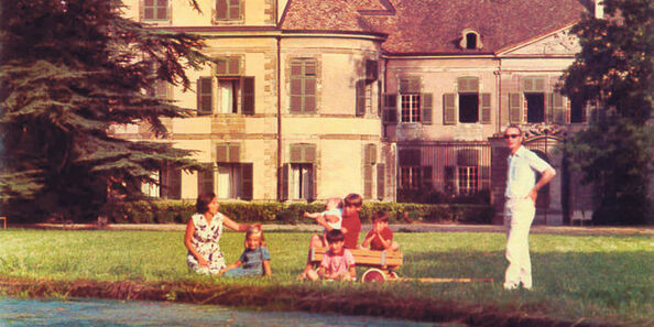 Le comte et la comtesse d'Haussonville et leurs cinq enfants, descendants de Mme de Staël, devant le château de Coppet, en Suisse, près de Genève, en 1973.