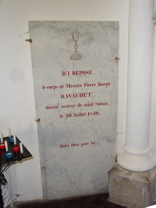Peut être une image de texte qui dit ’ICI REPOSE le corps de Messire Pierre Joseph RAVAUDET, décédé recteur de saint Solaın, le 20 Juillet 1859. Priez Dieu pour lui.’