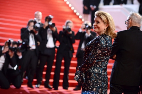 Le maire de Dunkerque invite Catherine Deneuve à monter les marches de Cannes "la tête basse"