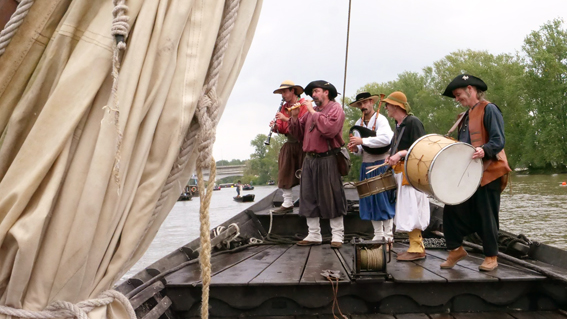 Les sonneurs sur un bateau traditionnel de Loire