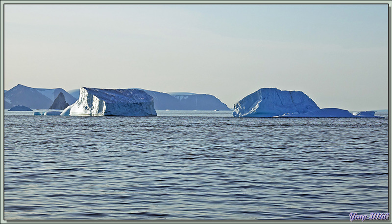 Dans notre route vers le nord, nous repassons très au large de Coburg Island avec son îlot pointu nommé Princess Charlotte Monument Island - Mer de Baffin - Nunavut - Canada