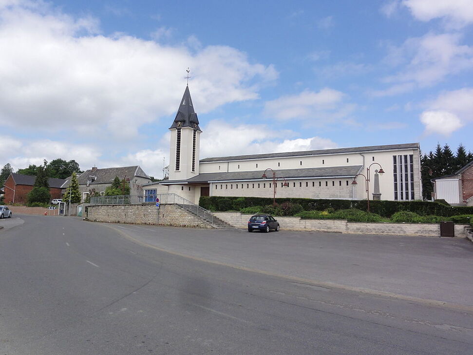 La place centrale avec l'église