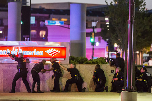 La police de Dallas en train de riposter après les tirs en marge du rassemblement pour protester contre les violences policières, le 7 juillet 2016.