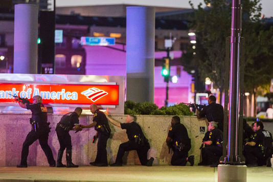 SMILEY N. POOL / AP La police de Dallas en train de riposter après les tirs en marge du rassemblement pour protester contre les violences policières, le 7 juillet 2016.