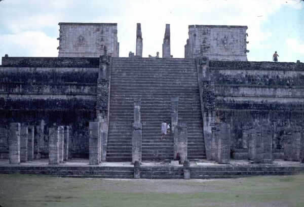 Grand escalier du temple des guerriers à Chichen Itza