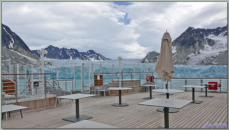 Ne pouvant pas débarquer à cause de l'ours qui rode, en remplacement, on nous fait visiter le fjord et le navire s'approche du front du glacier - Magdalenfjord - Spitzberg - Svalbard - Norvège 