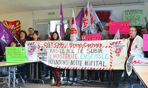 Environ 60 membres du personnel soignant, issus de plusieurs services, ont interpellé, jeudi, les dirigeants de La Cavale-Blanche.