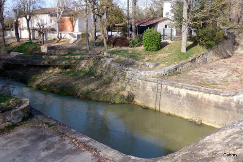 Canal du Midi : un pont canal ancien ....