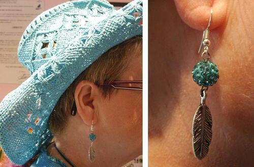 boucles d'oreilles country avec sa perle shamballa turquoise et son charms plume