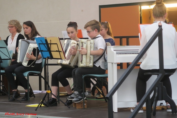 Un beau cncert de France-Accordéon a animé le 10ème salon des peintres des Amis du Châtillonnais