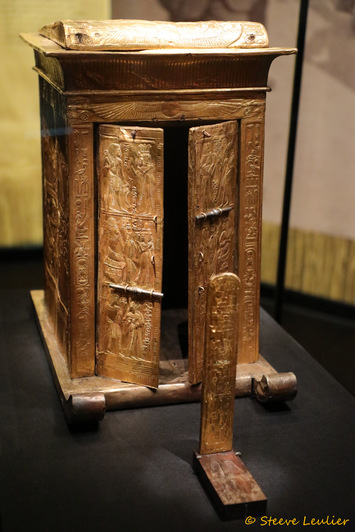 Naos en bois doré représentant des scènes de la vie de Toutânkhamon