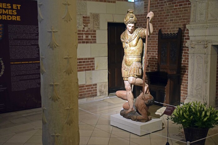 J1 - Amboise - Château royal - La salle des gardes nobles - Statue de St Michel
