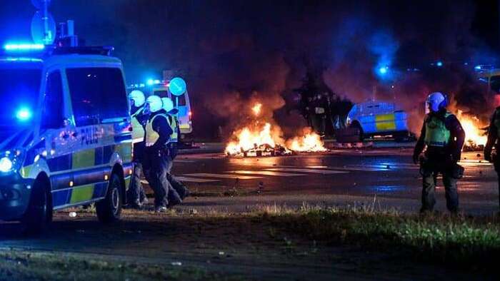 Suède: plusieurs policiers blessés après des incidents liés à un Coran brûlé