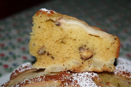 Gâteau moelleux faiblement sucré, à la poire et aux noix