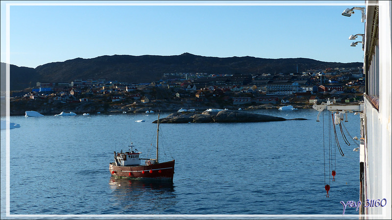 L'Austral à peine ancré, un bateau de pêche vient récupérer des passagers pour la balade au débouché de l'Isfjord - Ilulissat - Groenland 