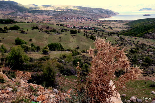 Pustec (Albanie) : village au bord du lac