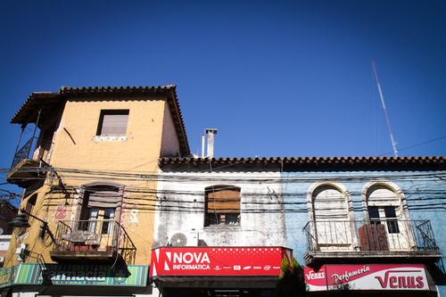 San Salvador de Jujuy: facades, couleurs et soleil