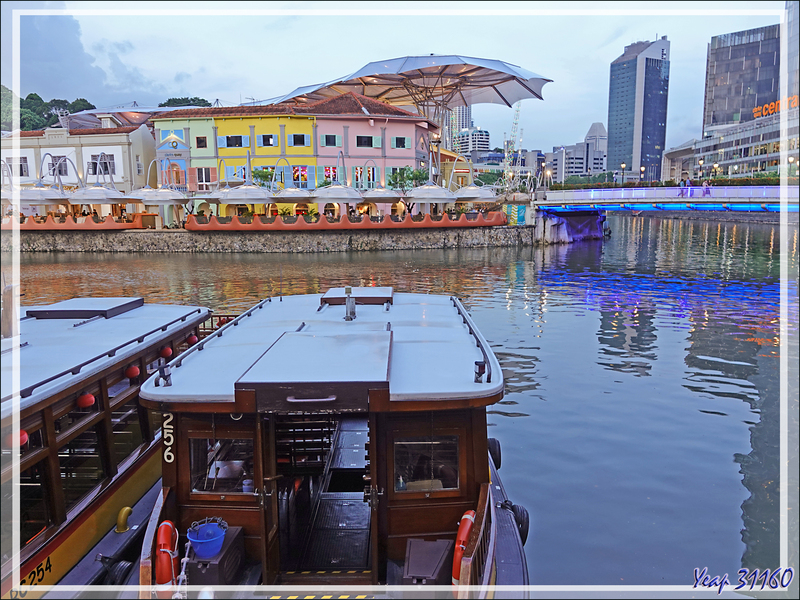 Direction le barrage entre Singapore River et la mer et ce sera la fin de notre visite guidée. Retour à l'hôtel en métro, piscine, puis balade by night dans Clarke Quay avant le dîner - Singapour