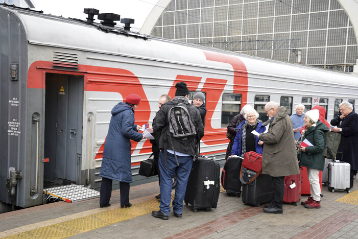 Moscou - Gare Kievskaîa - Train pour Kaluga - Contrôle des billets et passeports