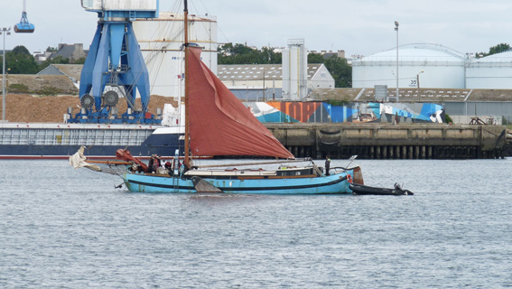 Passage du tjalk devant le port de commerce de Lorient