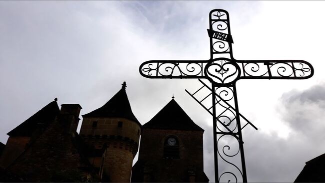 Vacances périgourdines : le gîte et le petit village de Saint-Geniès