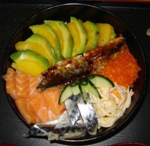 CHIRASHI-ZUSHI (ちらし寿司) - Bol de riz assaisonné avec saumon frais et diverses garnitures