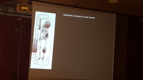 Autour d'une tombe mérovingienne. 