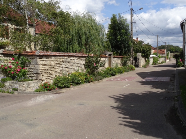 Chaumont le bois, village fleuri et superbement décoré....