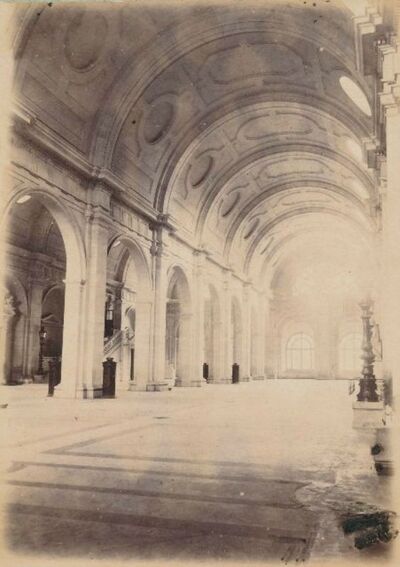 La salle des Pas-Perdus du Palais de Justice de Paris (Tirage sur papier albuminé, 16,5 x L. 12 cm. Date manuscrite au dos:1884)