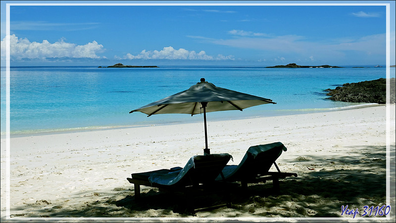 Un petit coin de parasol, un petit coin de paradis ! - Plage sud de Nosy Tsarabanjina - Mitsio - Madagascar
