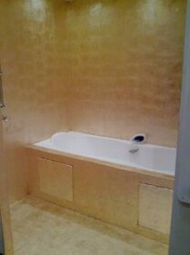salle de bain recouvert de feuilles d'or