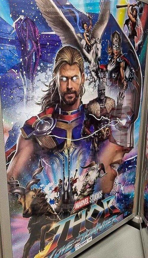 Une première affiche promo de Thor 4