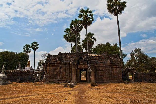 Banteay Prei Nokor :  Les murs d'enceinte et les stupas