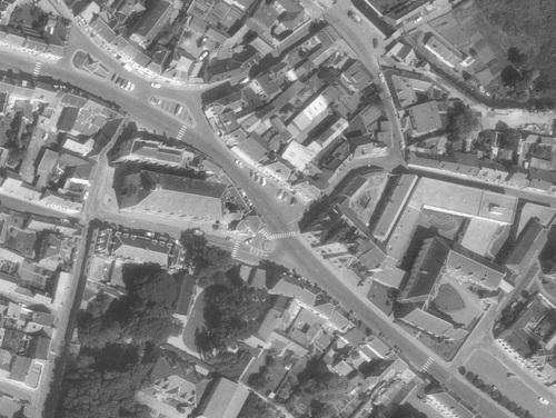 Rue - Centre-ville en 1981, Place A.Gosselin à g., Chapelle du St-Esprit et Église St-Wulphy au c., Beffroi et Hôpital à dr., face sud (remonterletemps.ign.fr)