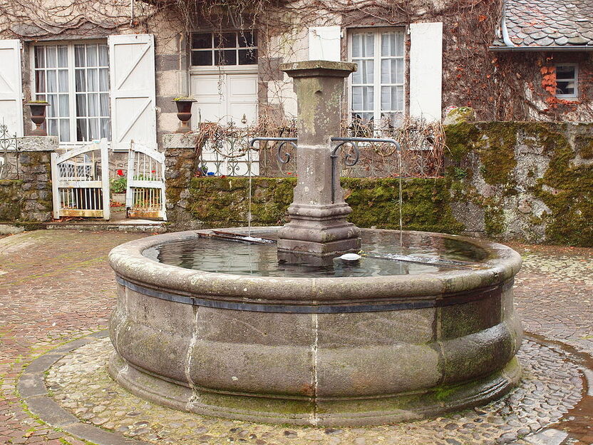 Saint-Chamant-FR-15-fontaine-1.jpg