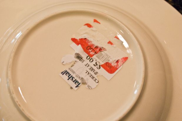 Utilisez du vinaigre blanc pour enlever étiquette sur une assiette
