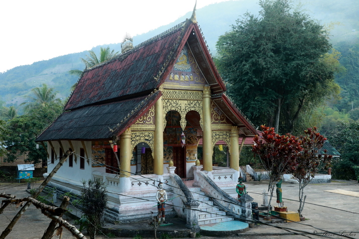 Temple de Hat Sa village de pêcheurs laos 