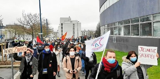 Plusieurs centaines de jeunes ont manifesté, ce mardi midi à Brest.