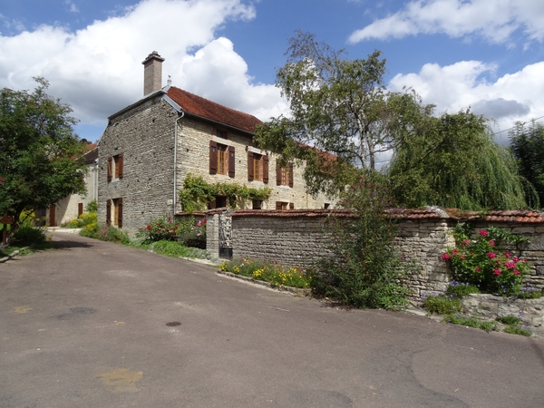 Chaumont le bois, village fleuri et superbement décoré....