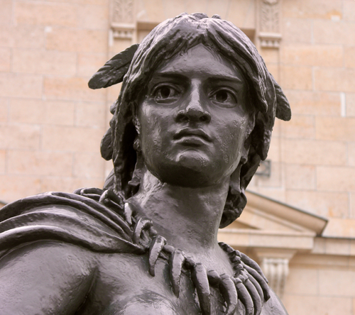 Statues de femmes dans l'espace public : les continents à Orsay