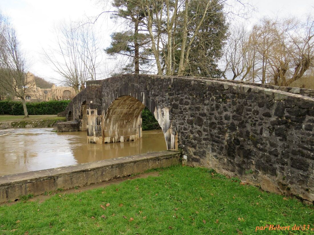 le pont d'Ascain sous la pluie