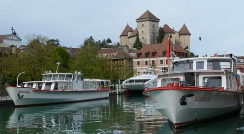 Le château et les bateaux du lac d'Annecy