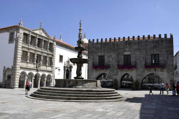 Portugal - Minho - Viana do Castelo - Place de la République avec la fontaine Chafariz