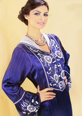 Djelaba marocain bleu avec de la broderie DJ-S819 Jilbab marocain pour mariage oriental et traditionnel va avec les caftans et takchitas DJ-S819