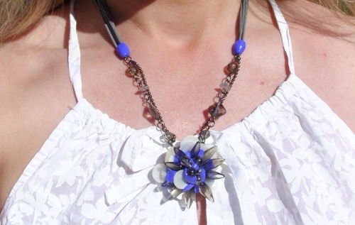 Collier de nacre avec ses perles transparentes et ses perles bleues aux couleurs seventies   