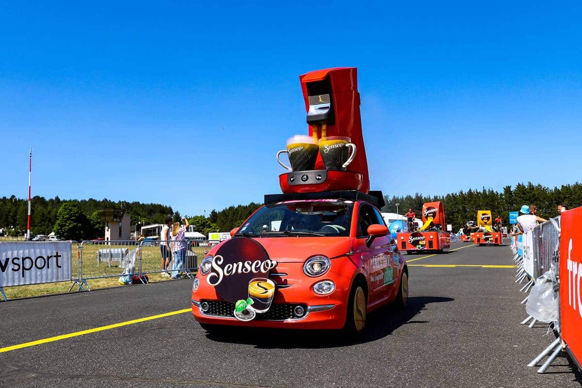 La caravane publicitaire, l'autre vedette du Tour de France