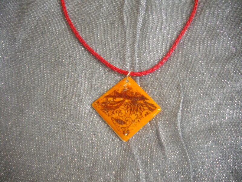 Collier en simili cuir rouge avec pendentif orange