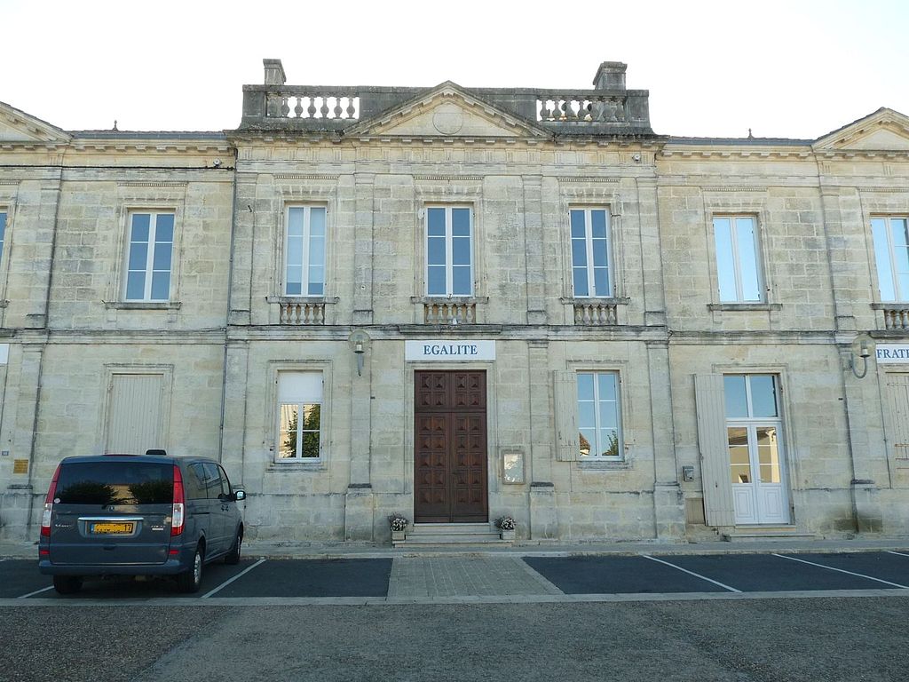 Mirambeau mairie.JPG