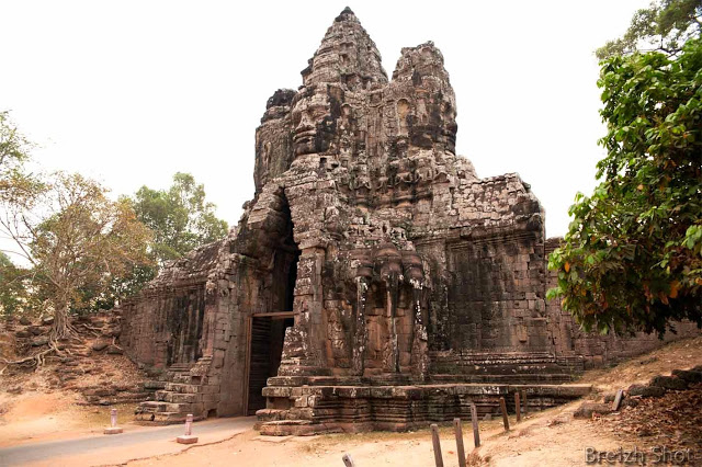 Angkor Thom : La porte sud - visage géant du roi Jayavarman VII Angkor Thom, la porte Sud